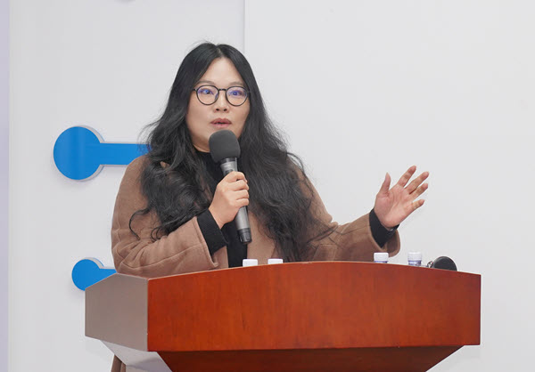 广州大学计算机科学与网络工程学院党委副书记吕延明在签约仪式上发表讲话