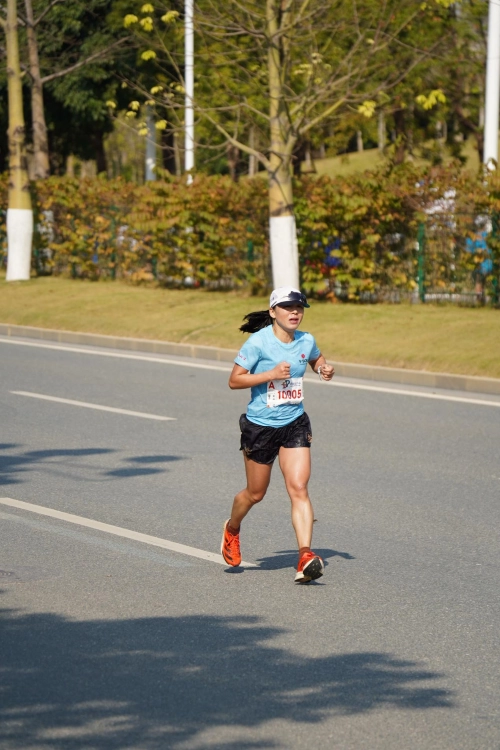 黄艳马拉松赛中抓怕